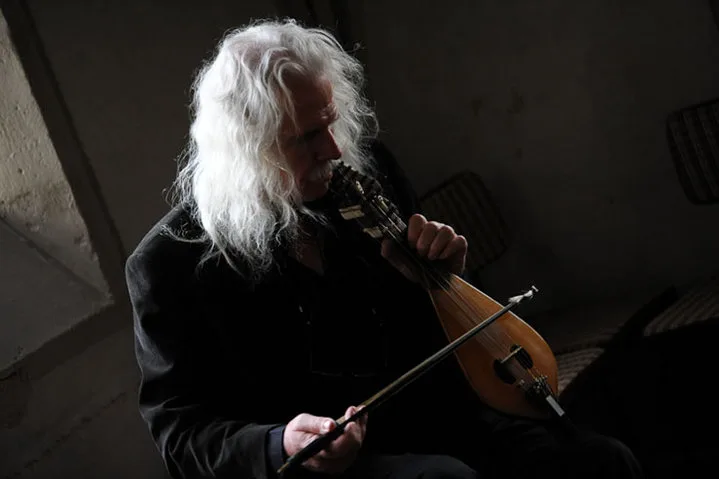 Ross Daly: «Η μουσική είναι ένας κόσμος απείρων διαστάσεων - Ό,τι και να κάνουμε, ίσα που σκαλίζουμε την επιφάνεια» Ross Daly: «Η μουσική είναι ένας κόσμος απείρων διαστάσεων - Ό,τι και να κάνουμε, ίσα που σκαλίζουμε την επιφάνεια»