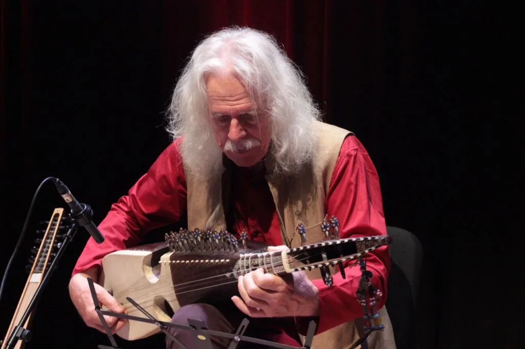 Ross Daly: «Η μουσική είναι ένας κόσμος απείρων διαστάσεων - Ό,τι και να κάνουμε, ίσα που σκαλίζουμε την επιφάνεια» Ross Daly: «Η μουσική είναι ένας κόσμος απείρων διαστάσεων - Ό,τι και να κάνουμε, ίσα που σκαλίζουμε την επιφάνεια»