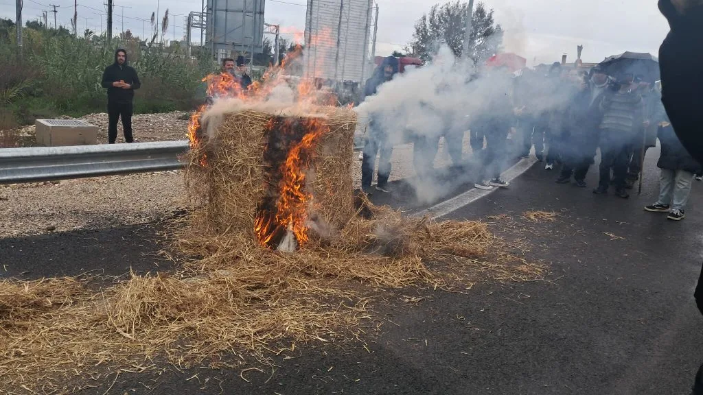 Αγρότες έκλεισαν την Πατρών–Πύργου: Γάλα στους δρόμους και φλεγόμενος σανός στα μπλόκα ΦΩΤΟ-ΒΙΝΤΕΟ