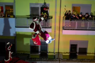 Πυροσβέστες-Άη Βασίληδες έφεραν δώρα σε παιδιά με καρκίνο ΒΙΝΤΕΟ