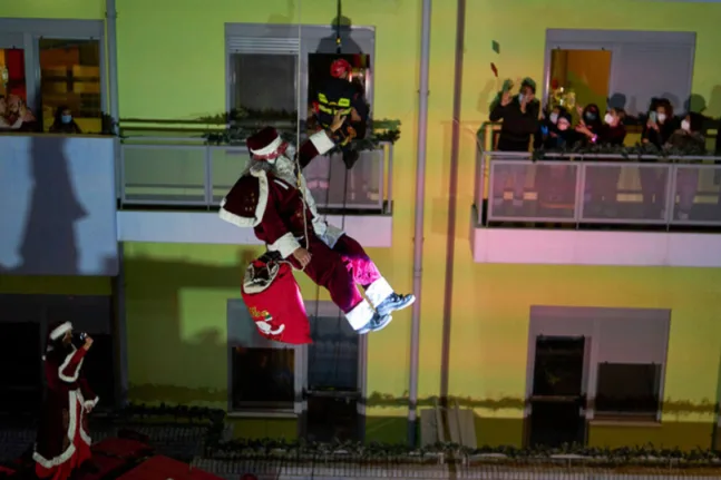 Πυροσβέστες-Άη Βασίληδες έφεραν δώρα σε παιδιά με καρκίνο ΒΙΝΤΕΟ