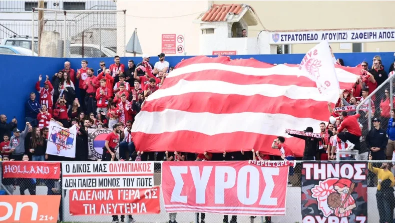 Επική στιγμή στη Σύρο: Φαντάρος παρακολούθησε το ματς του Ολυμπιακού από τη σκοπιά Επική στιγμή στη Σύρο: Φαντάρος παρακολούθησε το ματς του Ολυμπιακού από τη σκοπιά