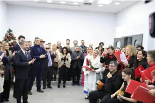 Είπαν τα κάλαντα της Πρωτοχρονιάς στον Νίκο Ανδρουλάκη στα γραφεία του ΠΑΣΟΚ στον Πειραιά