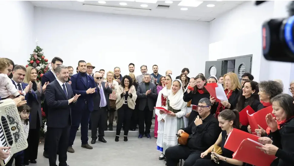 Είπαν τα κάλαντα της Πρωτοχρονιάς στον Νίκο Ανδρουλάκη στα γραφεία του ΠΑΣΟΚ στον Πειραιά