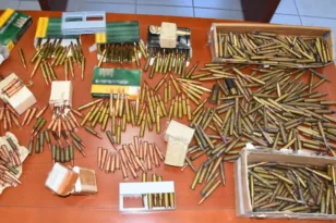 Είχε ...οπλοστάσιο σπίτι του με πολεμικά και κυνηγετικά όπλα, περίστροφο, 798 φυσίγγια, 42 κάλυκες, 6 βολίδες, 3 ξιφολόγχες, 11 γεμιστήρες, κορμό πολεμικού όπλου, διόπτρα και διάφορα εξαρτήματα, ΦΩΤΟ