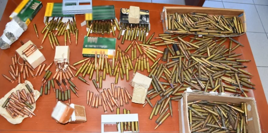 Οπλοστάσιο σπίτι του με πολεμικά και κυνηγετικά όπλα, περίστροφο, 798 φυσίγγια, κάλυκες, βολίδες, ξιφολόγχες, γεμιστήρες, διόπτρα ΦΩΤΟ