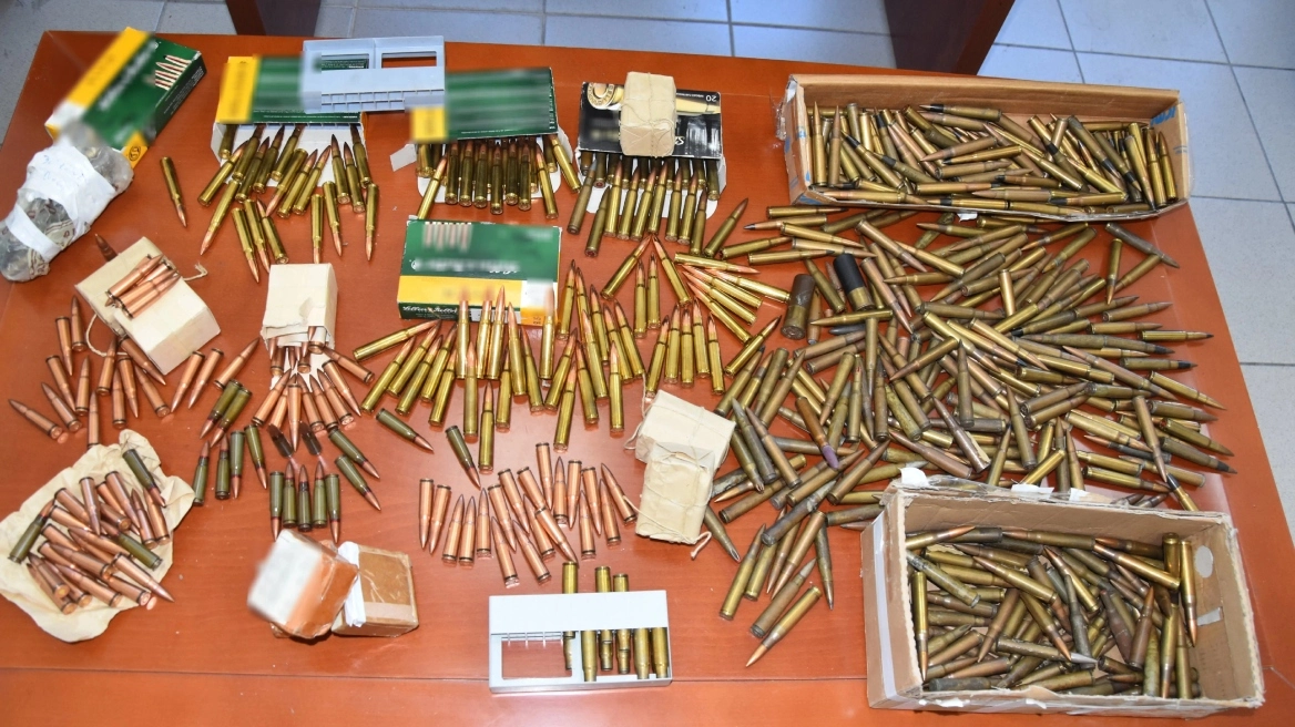 Οπλοστάσιο σπίτι με πολεμικά και κυνηγετικά όπλα, περίστροφο, 798 φυσίγγια, κάλυκες, βολίδες, ξιφολόγχες, γεμιστήρες, διόπτρα ΦΩΤΟ Οπλοστάσιο σπίτι με πολεμικά και κυνηγετικά όπλα, περίστροφο, 798 φυσίγγια, κάλυκες, βολίδες, ξιφολόγχες, γεμιστήρες, διόπτρα ΦΩΤΟ