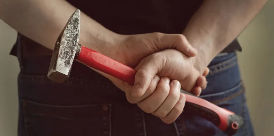 Βόνιτσα: Σύλληψη μετά το… σφυρί στη μοτοσυκλέτα - Ζημιές 1.000 ευρώ σε προαύλιο οικίας