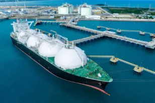 Σταθεροποιήθηκαν οι τιμές LNG στην Ευρώπη μετά τη μεγαλύτερη ετήσια πτώση από το 2023