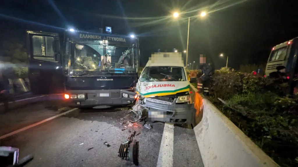 Τρομερό τροχαίο, ασθενοφόρο προσέκρουσε σε σφοδρότητα σε κλούβα της Αστυνομίας, ΦΩΤΟ