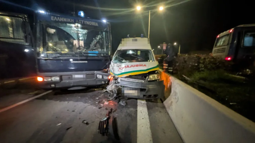 Τρομερό τροχαίο, ασθενοφόρο προσέκρουσε σε σφοδρότητα σε κλούβα της Αστυνομίας, ΦΩΤΟ