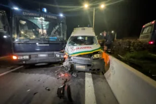 Τρομερό τροχαίο, ασθενοφόρο προσέκρουσε σε σφοδρότητα σε κλούβα της Αστυνομίας, ΦΩΤΟ