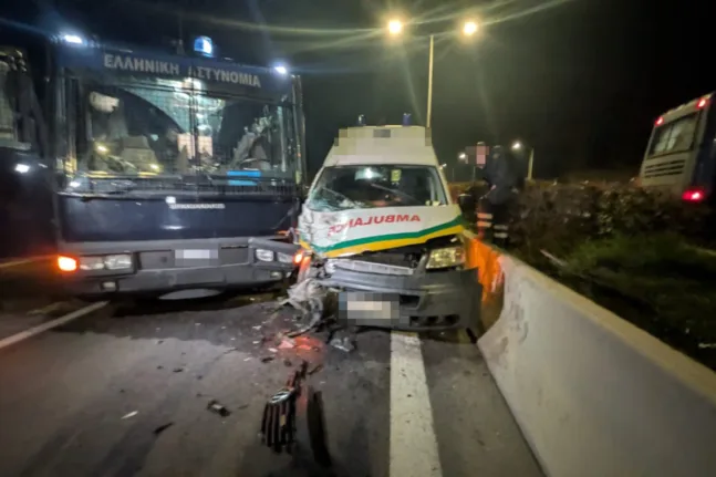 Τρομερό τροχαίο, ασθενοφόρο προσέκρουσε σε σφοδρότητα σε κλούβα της Αστυνομίας, ΦΩΤΟ