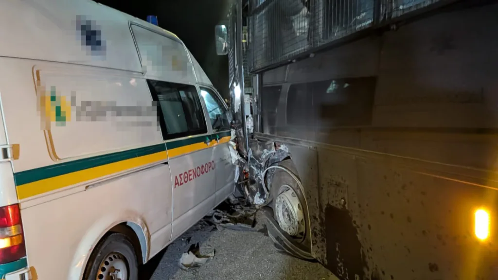 Τρομερό τροχαίο, ασθενοφόρο προσέκρουσε σε σφοδρότητα σε κλούβα της Αστυνομίας, ΦΩΤΟ
