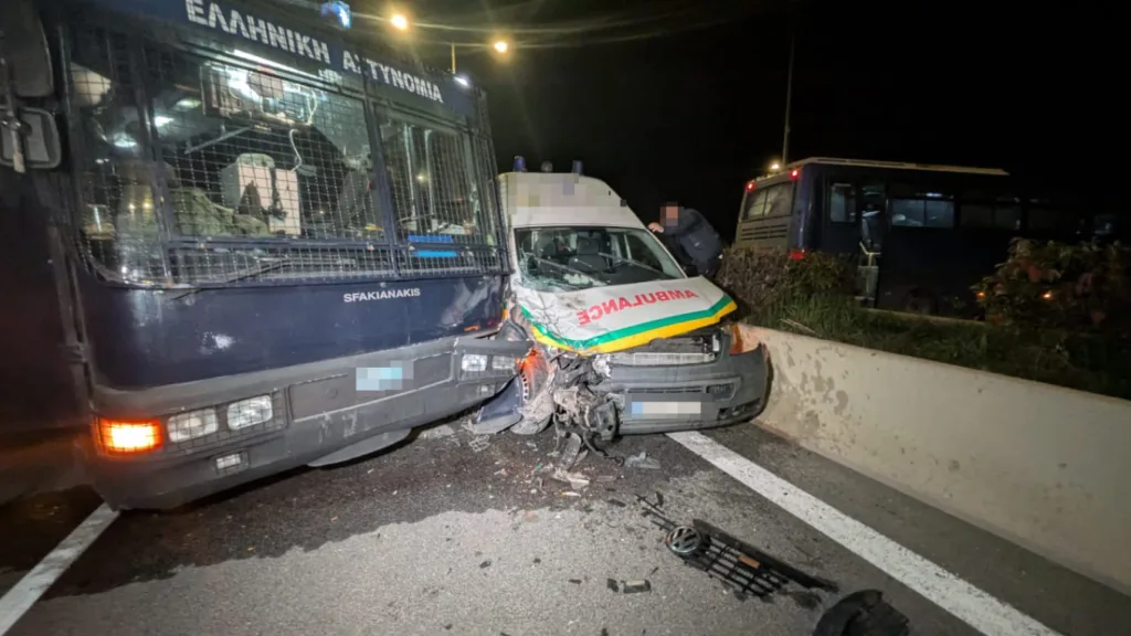 Τρομερό τροχαίο, ασθενοφόρο προσέκρουσε σε σφοδρότητα σε κλούβα της Αστυνομίας, ΦΩΤΟ