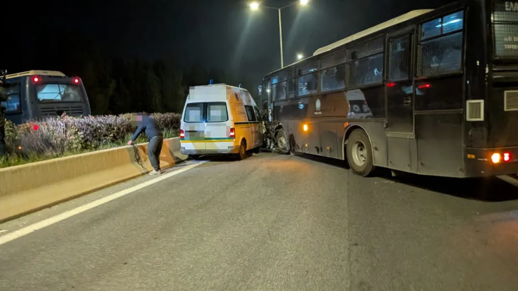 Τρομερό τροχαίο, ασθενοφόρο προσέκρουσε σε σφοδρότητα σε κλούβα της Αστυνομίας, ΦΩΤΟ