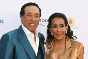 Σμόκι Ρόμπινσον: Αίτηση περιοριστικής εντολής σε βάρος γυναίκας που τον κατηγορεί για σεξουαλική κακοποίηση