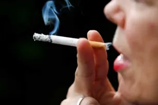 Πως, γιατί και σε ποια απαγορεύτηκε το κάπνισμα στους κάτω των 18 ετών