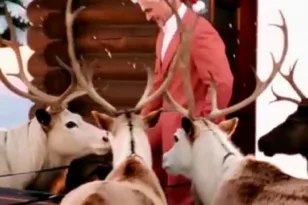 Ο Άρης Σπηλιωτόπουλος σε ρόλο… Άγιου Βασίλη – Οι διαφορετικές χριστουγεννιάτικες ευχές ΒΙΝΤΕΟ