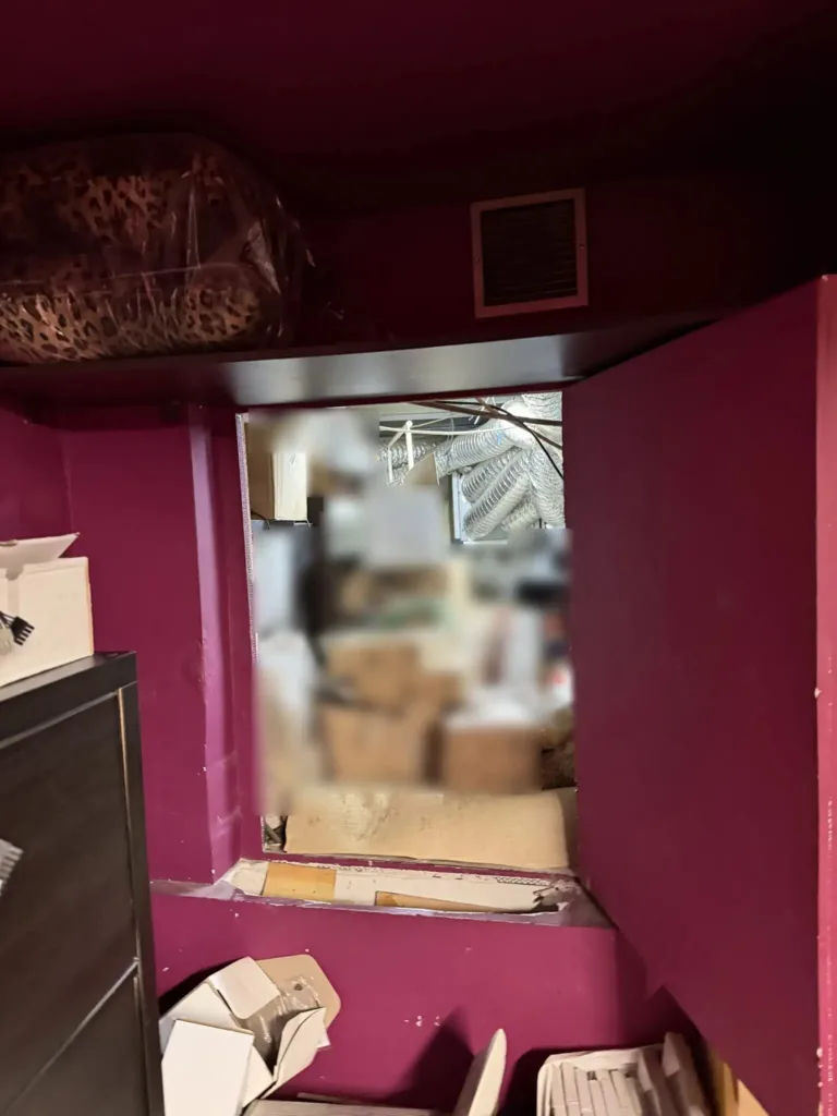 Έφοδος της Ασφάλειας σε δύο στριπτιτζάδικα στην Καλλιθέα - Συλλήψεις για μαστροπεία και εκμετάλλευση αλλοδαπών ΦΩΤΟ-ΒΙΝΤΕΟ