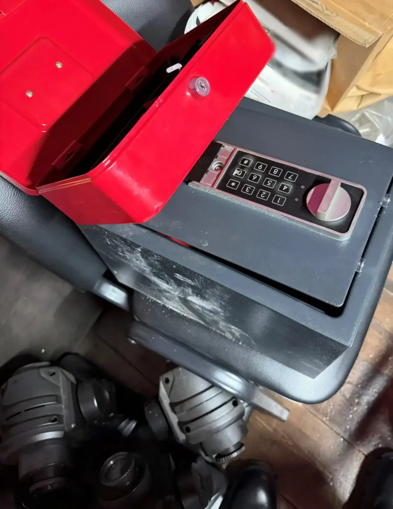 Έφοδος της Ασφάλειας σε δύο στριπτιτζάδικα στην Καλλιθέα - Συλλήψεις για μαστροπεία και εκμετάλλευση αλλοδαπών ΦΩΤΟ-ΒΙΝΤΕΟ