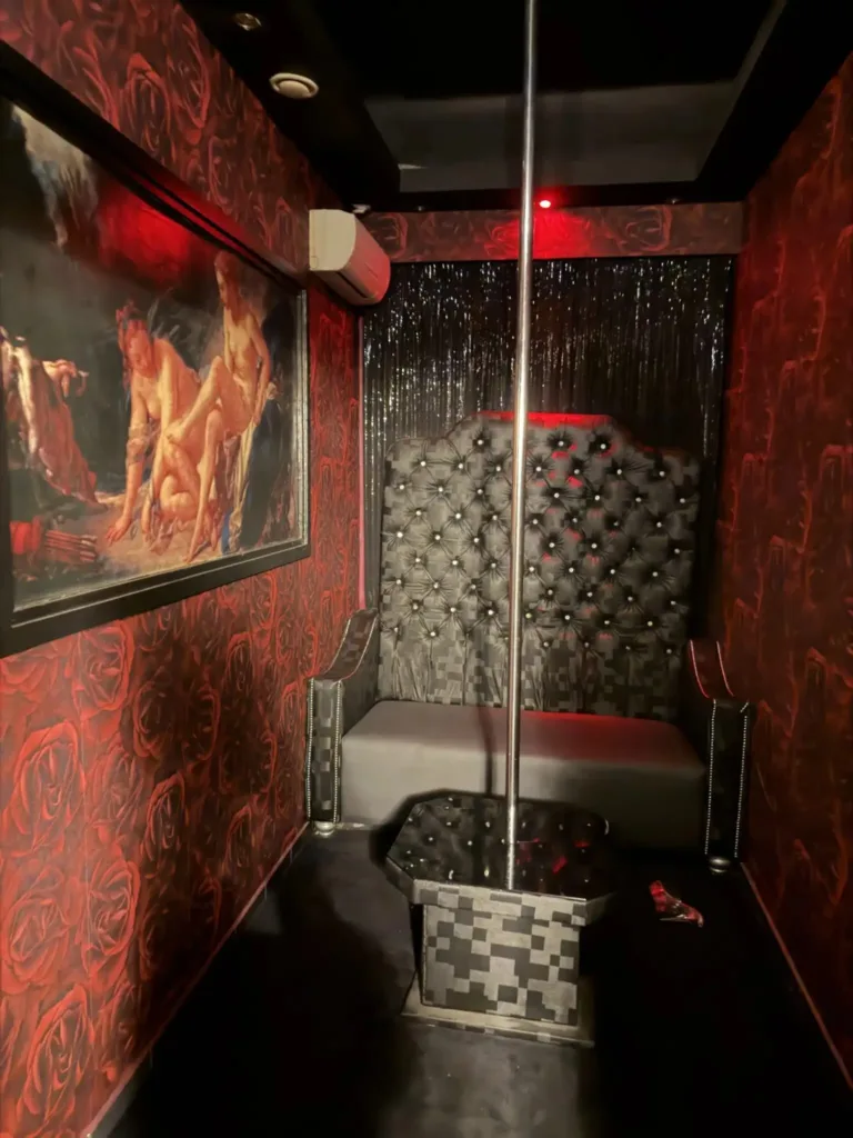 Έφοδος της Ασφάλειας σε δύο στριπτιτζάδικα στην Καλλιθέα - Συλλήψεις για μαστροπεία και εκμετάλλευση αλλοδαπών ΦΩΤΟ-ΒΙΝΤΕΟ