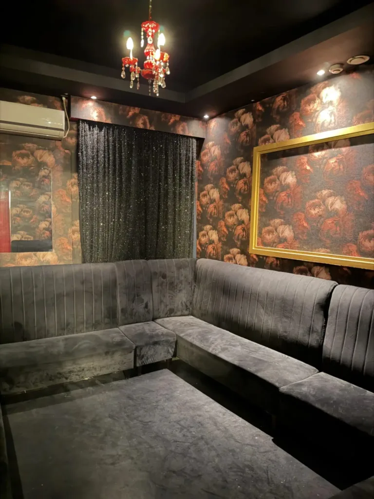 Έφοδος της Ασφάλειας σε δύο στριπτιτζάδικα στην Καλλιθέα - Συλλήψεις για μαστροπεία και εκμετάλλευση αλλοδαπών ΦΩΤΟ-ΒΙΝΤΕΟ