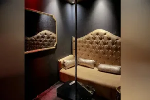 Έφοδος της Ασφάλειας σε δύο στριπτιτζάδικα στην Καλλιθέα - Συλλήψεις για μαστροπεία και εκμετάλλευση αλλοδαπών ΦΩΤΟ-ΒΙΝΤΕΟ