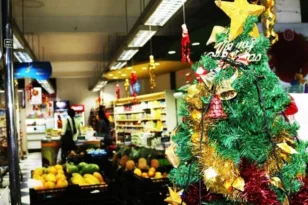 Μέχρι τι ώρα θα είναι ανοιχτά τα καταστήματα και τα σούπερ μάρκετ