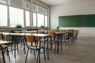 Σάλος σε λύκειο στο Αιγάλεω: Μαθητές κατήγγειλαν πως καθηγήτρια τους έβαλε να δουν επεισόδιο του Black Mirror