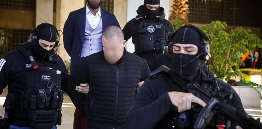 Στα δικαστήρια Καλαμάτας οι δύο κατηγορούμενοι ως ηθικοί αυτουργοί της διπλής δολοφονίας στη Φοινικούντα – Αναμένεται να ζητήσουν προθεσμία