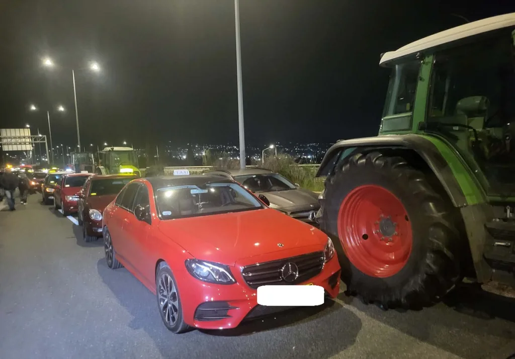 Οι αγρότες της Αχαΐας παραμένουν στα πόστα τους και περιμένουν: «Weekend» στα μπλόκα Οι αγρότες της Αχαΐας παραμένουν στα πόστα τους και περιμένουν: «Weekend» στα μπλόκα