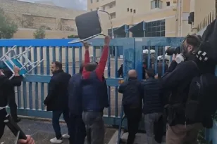 Ένταση στην πύλη του Υπουργείου Μεταφορών: Οδηγοί ταξί απέναντι στα ΜΑΤ με χημικά στον αέρα