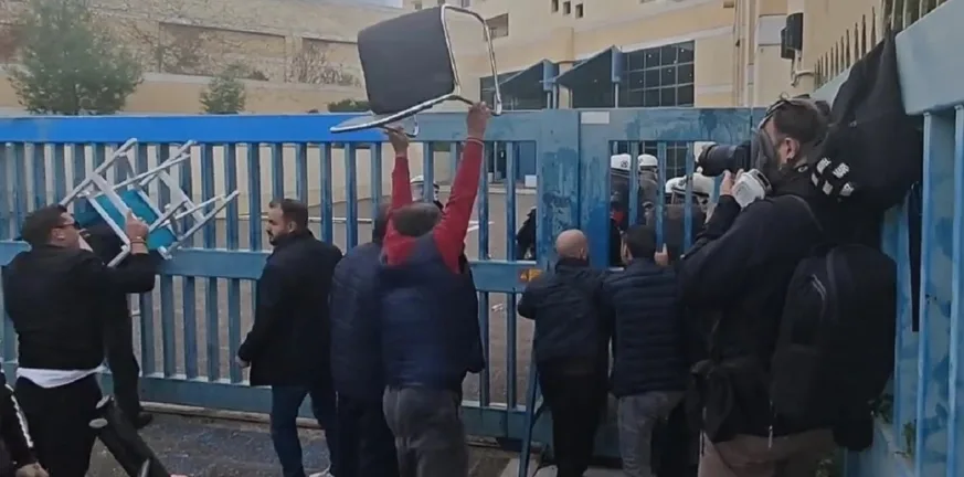 Ένταση στην πύλη του Υπουργείου Μεταφορών: Οδηγοί ταξί απέναντι στα ΜΑΤ με χημικά στον αέρα