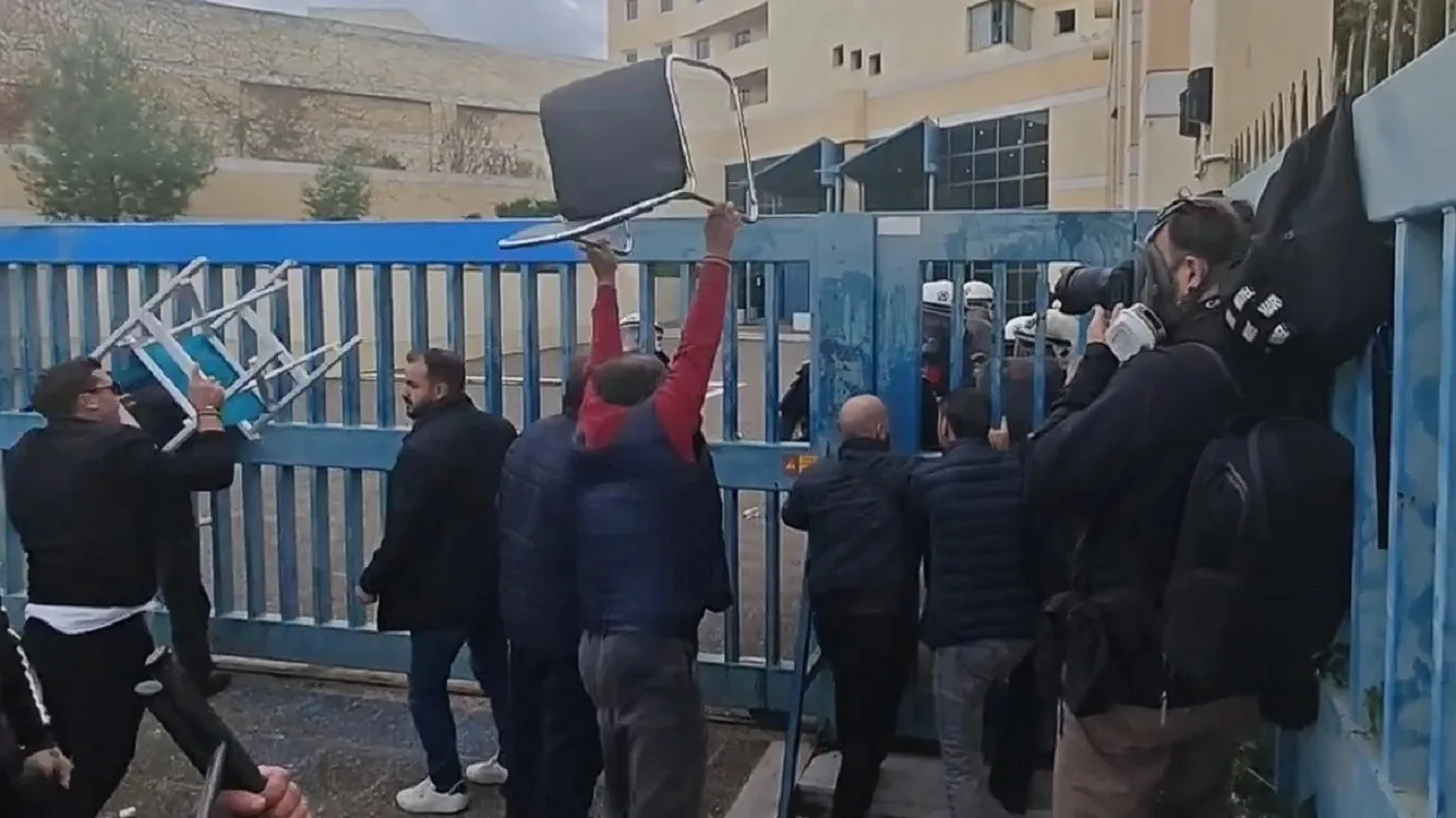 Ένταση στην πύλη του Υπουργείου Μεταφορών: Οδηγοί ταξί απέναντι στα ΜΑΤ με χημικά στον αέρα Ένταση στην πύλη του Υπουργείου Μεταφορών: Οδηγοί ταξί απέναντι στα ΜΑΤ με χημικά στον αέρα