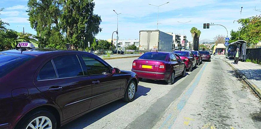 Πάτρα: Με υψηλή συμμετοχή συνεχίζεται η 48ωρη απεργία των ταξί - Κομβόι διαμαρτυρίας στο κέντρο της πόλης