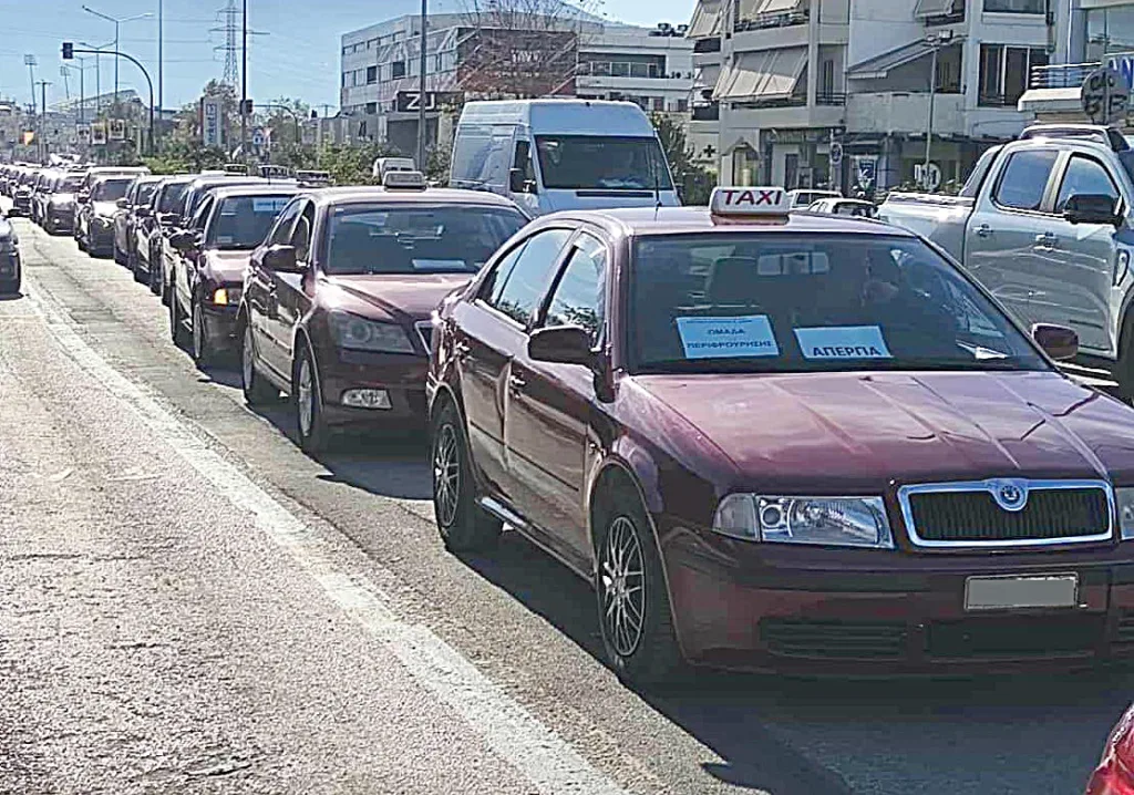 Πάτρα: Με υψηλή συμμετοχή συνεχίζεται η 48ωρη απεργία των ταξί - Κομβόι διαμαρτυρίας στο κέντρο της πόλης