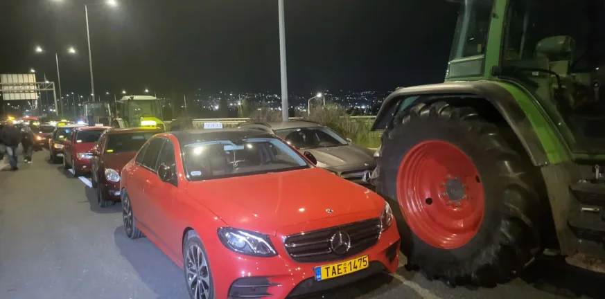 Πάτρα: Δεκάδες ταξί στην Εγλυκάδα για συμπαράσταση στους αγρότες