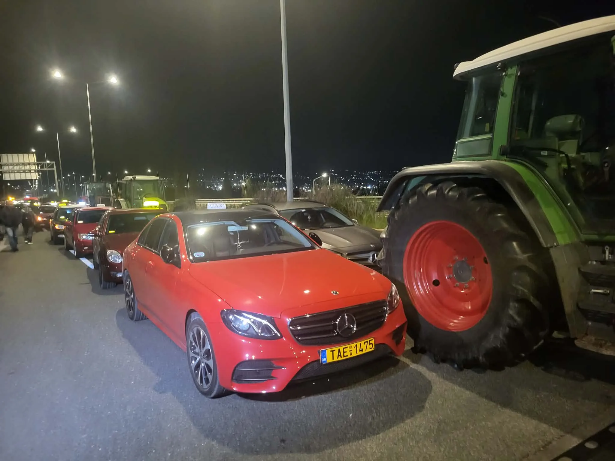 Πάτρα: Δεκάδες ταξί στην Εγλυκάδα για συμπαράσταση στους αγρότες Πάτρα: Δεκάδες ταξί στην Εγλυκάδα για συμπαράσταση στους αγρότες