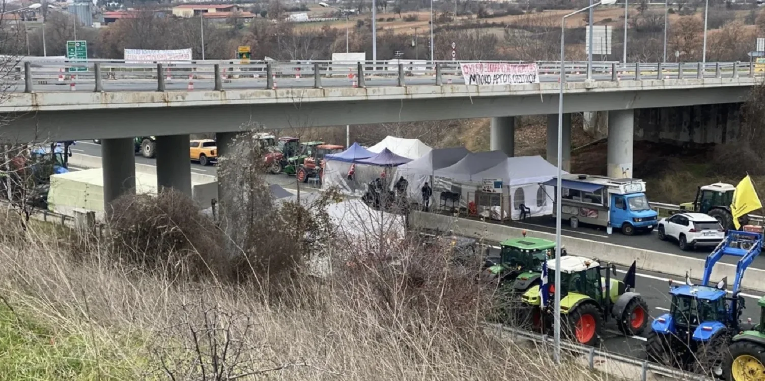 Αγρότες έκλεισαν τις σήραγγες των Τεμπών - Μπλόκα και αποκλεισμοί σε όλη τη χώρα λίγο πριν τα Χριστούγεννα