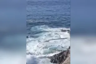 Γιγαντιαίο κύμα στην Τενερίφη παρέσυρε τέσσερα άτομα σε φυσική πισίνα, ΒΙΝΤΕΟ