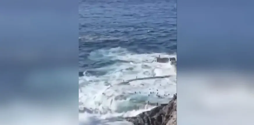 Γιγαντιαίο κύμα στην Τενερίφη παρέσυρε τέσσερα άτομα σε φυσική πισίνα, ΒΙΝΤΕΟ