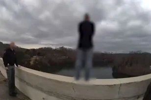 ΗΠΑ – Τενεσί: Αστυνομικός έσωσε γυναίκα πριν πηδήξει από γέφυρα και αυτοκτονήσει