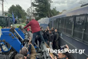 Θεσσαλονίκη: Ένταση στα «Πράσινα Φανάρια» – Φραγμός της ΕΛΑΣ στους αγρότες που επιχειρούν αποκλεισμό προς το αεροδρόμιο ΒΙΝΤΕΟ