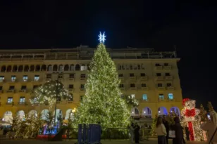 Θεσσαλονίκη: Φωταγωγήθηκε το χριστουγεννιάτικο δέντρο