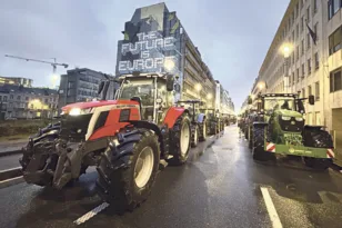 Χιλιάδες αγρότες με τρακτέρ στις Βρυξέλλες