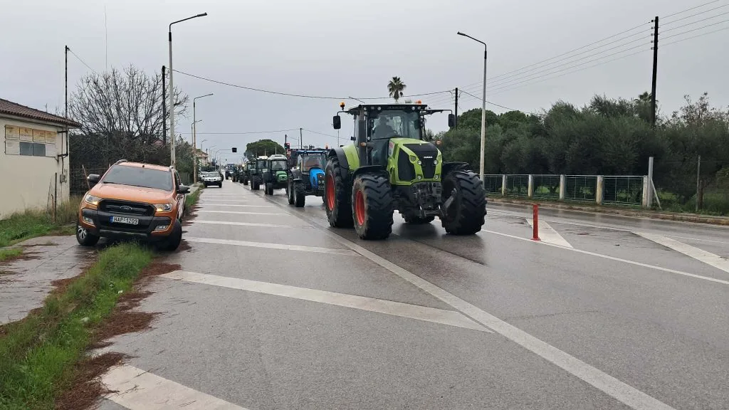 Αγρότες έκλεισαν την Πατρών–Πύργου: Γάλα στους δρόμους και φλεγόμενος σανός στα μπλόκα ΦΩΤΟ-ΒΙΝΤΕΟ