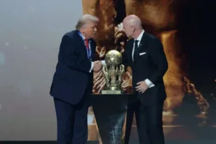Ο Ντόναλντ Τραμπ πήρε το βραβείο ειρήνης της FIFA στην κλήρωση του Μουντιάλ 2026