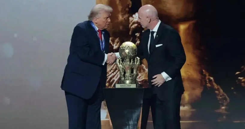 Ο Ντόναλντ Τραμπ πήρε το βραβείο ειρήνης της FIFA στην κλήρωση του Μουντιάλ 2026