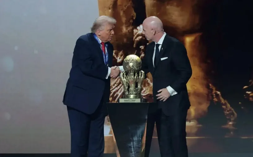 Ο Ντόναλντ Τραμπ πήρε το βραβείο ειρήνης της FIFA στην κλήρωση του Μουντιάλ 2026 Ο Ντόναλντ Τραμπ πήρε το βραβείο ειρήνης της FIFA στην κλήρωση του Μουντιάλ 2026